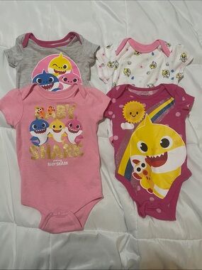 Baby Shark Short-Sleeve Bodysuit Set of 4 - Pink & Gray
